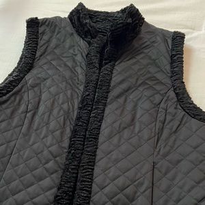 Ladies reversible vest in black, with faux Persian lamb.